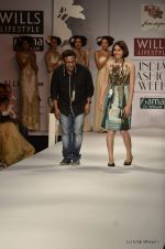 Model walk the ramp for Paras and Shalini Show at Wills Lifestyle India Fashion Week 2012 day 1 on 6th Oct 2012 (31).JPG